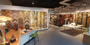 Front entrance walls featuring closed corner pictuure frames. Carved and gilded sufaces.