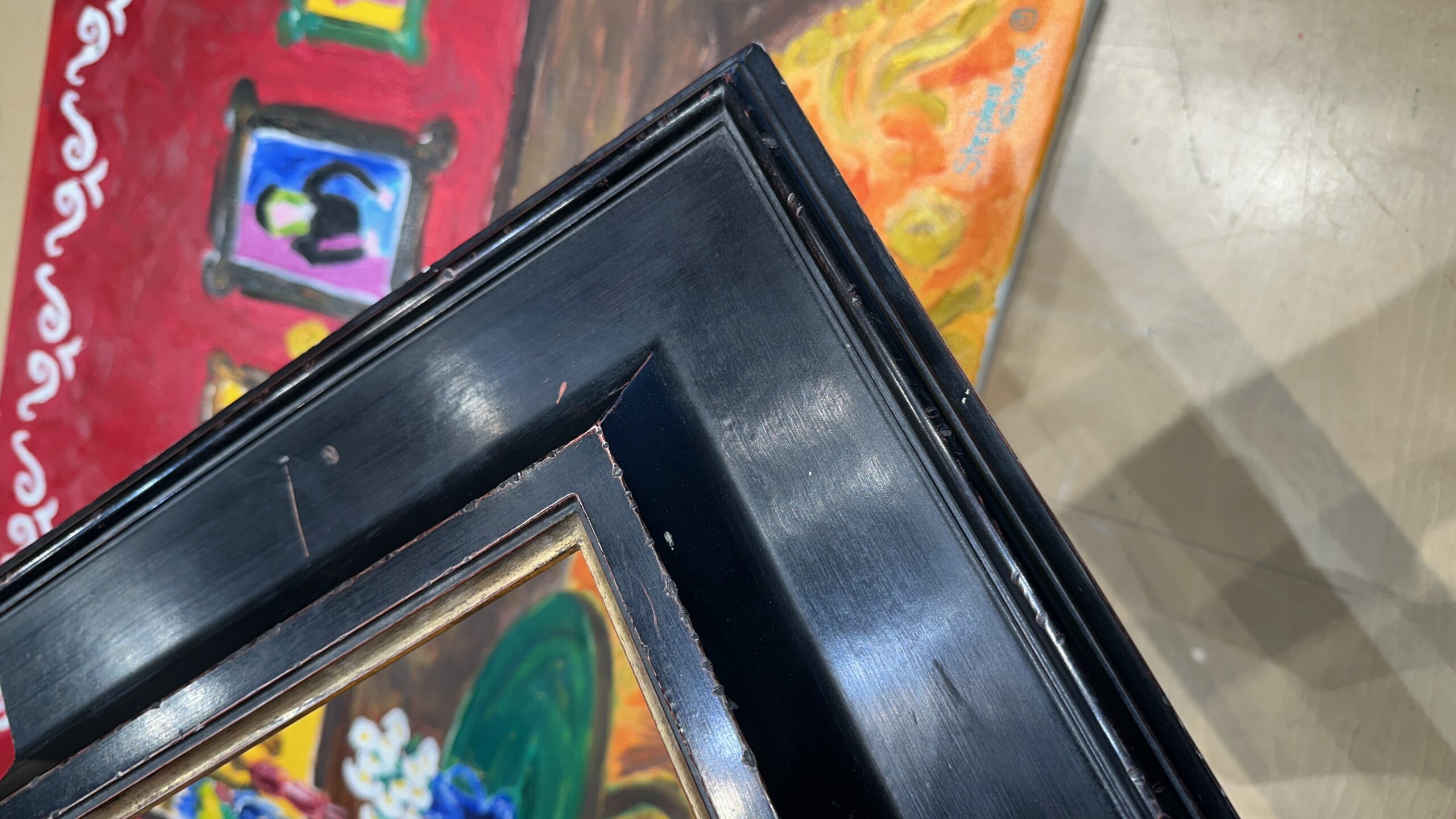 Contemporary frame profile and finish detail